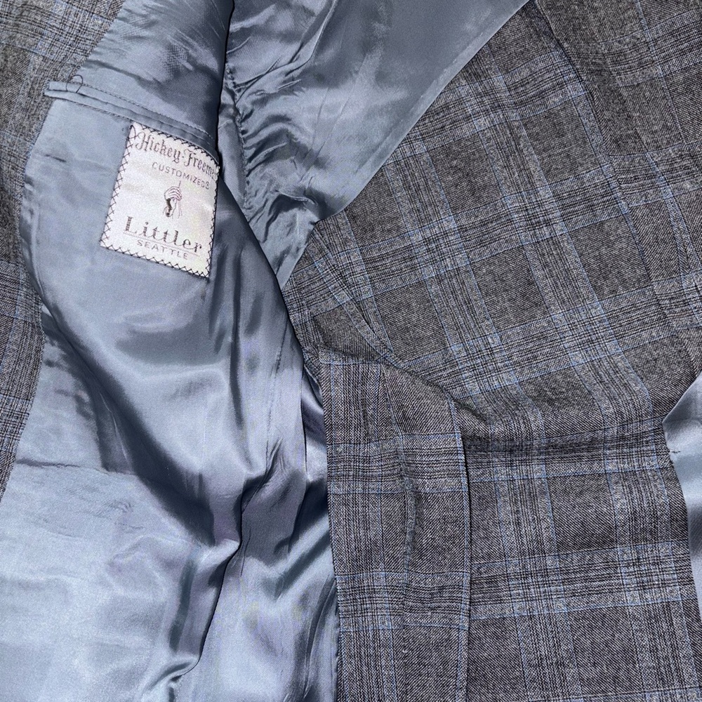 Hickey Freeman Gray Sport Coat with Classic Plaid Pattern